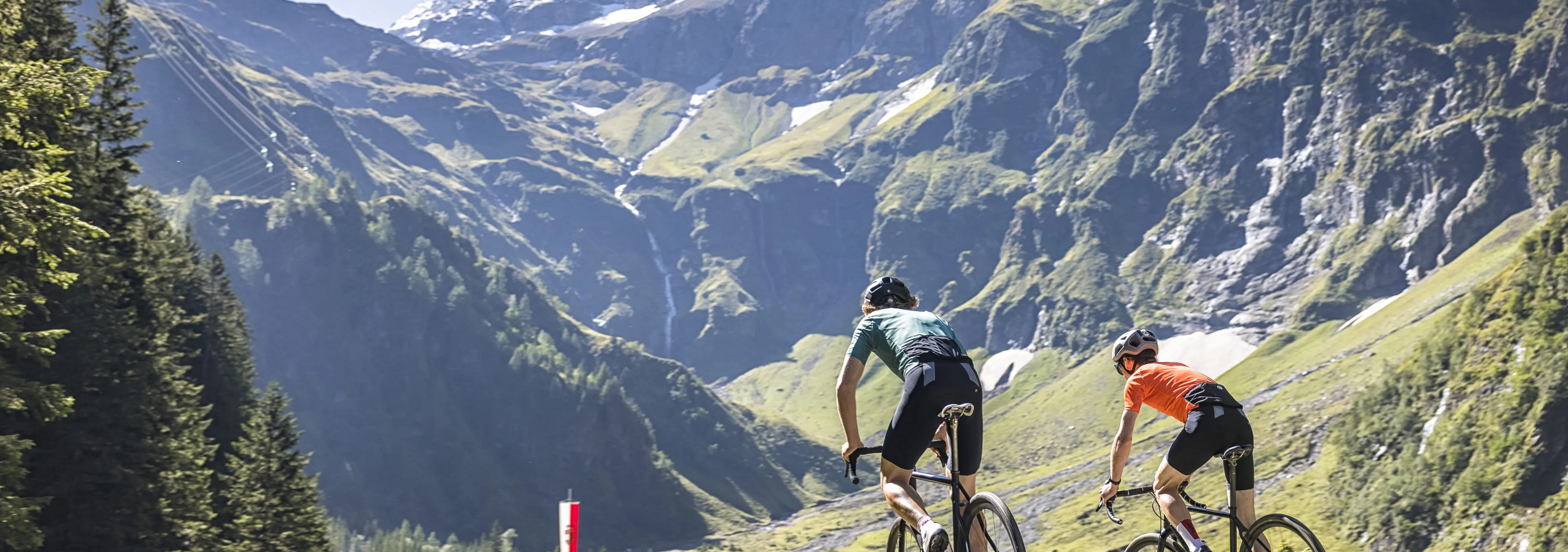 Zwei Radfahrer fahren durch eine Berglandschaft in Mittersill.