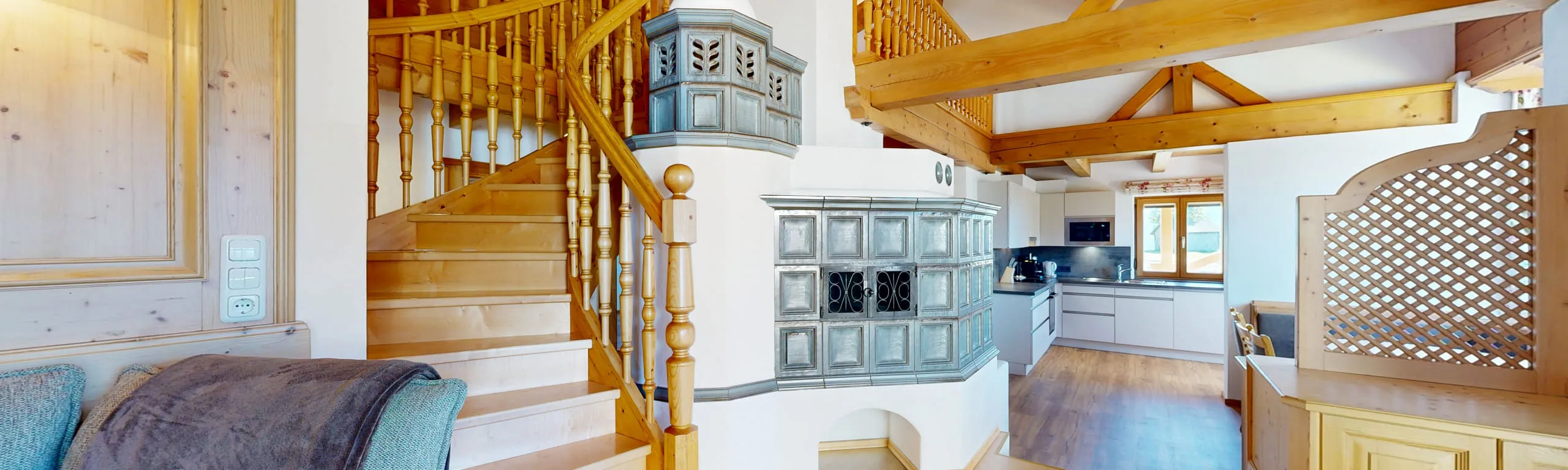 Holztreppe und Wohnbereich in einem Apartment in Mittersill