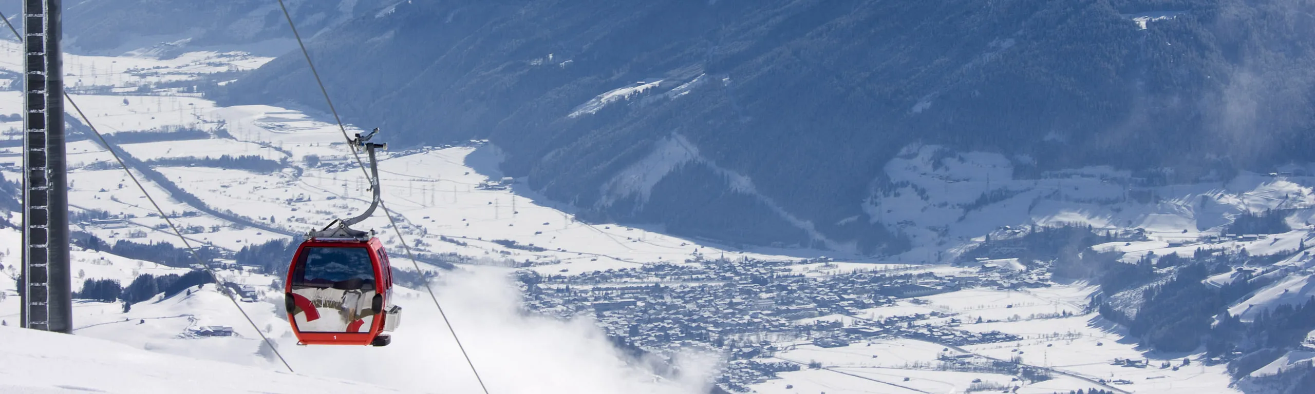 Seilbahn über schneebedecktes Tal in Mittersill