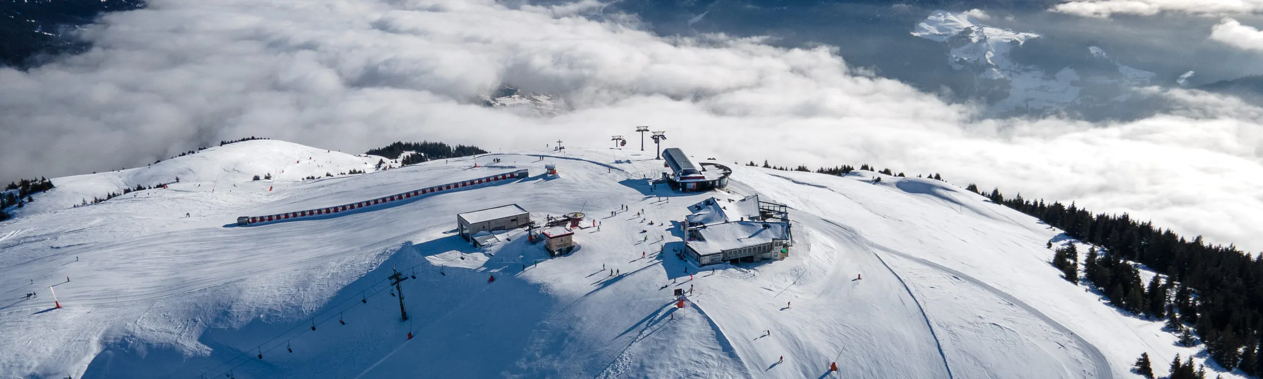 Schneebedeckte Landschaft mit Skiliften und Gebäuden in Mittersill
