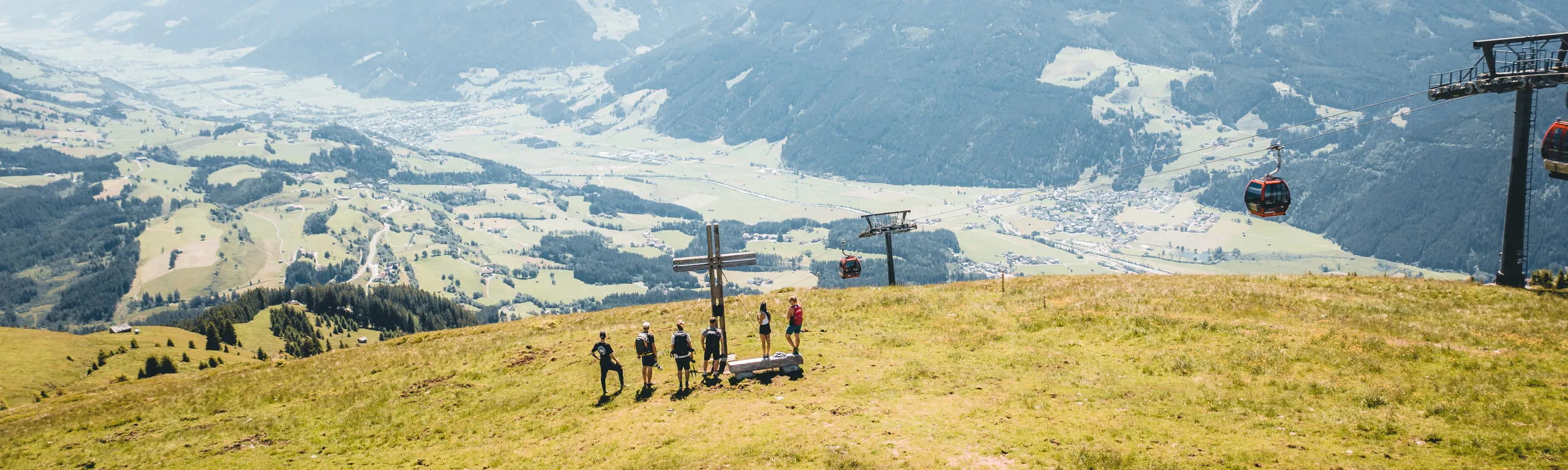 Blick auf die Landschaft von Resterhöhe mit Seilbahn und Wanderern.
