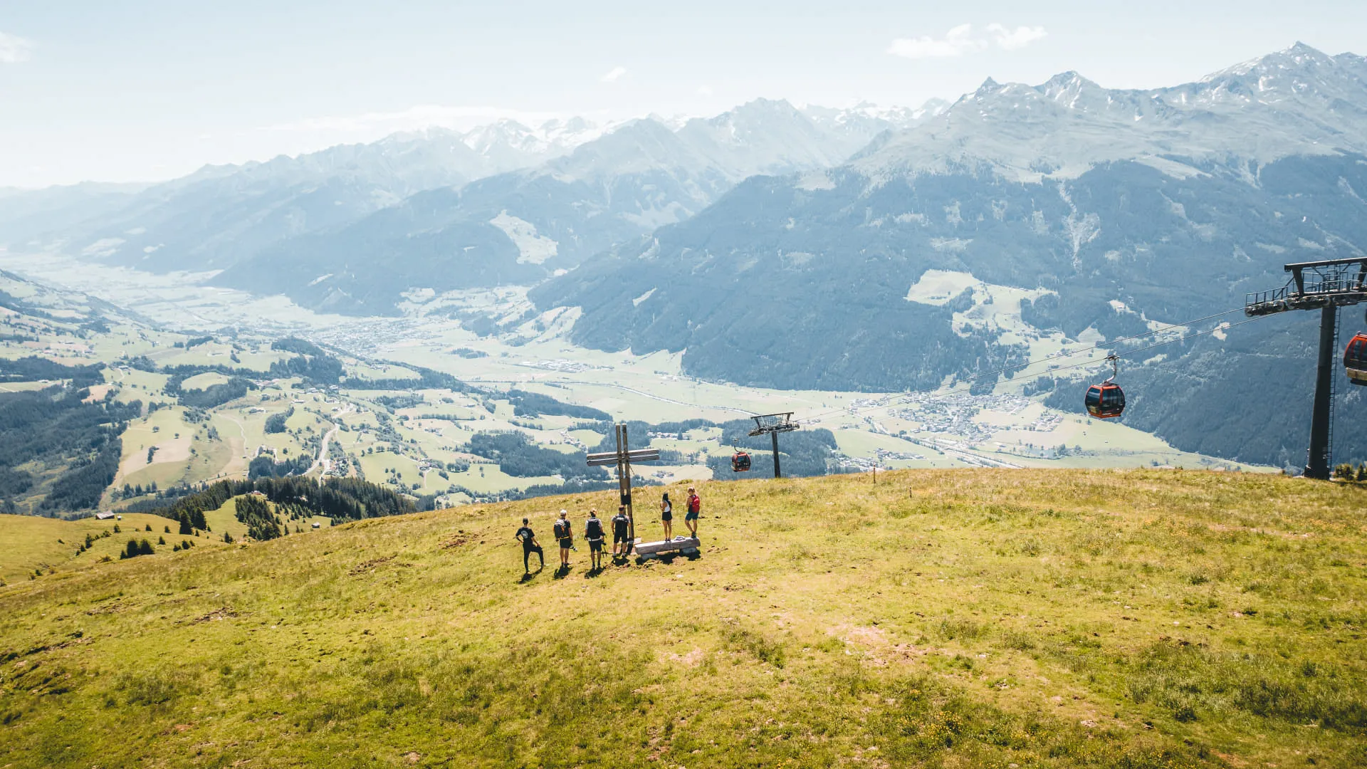 Gruppe von Wanderern auf der Resterhöhe mit Blick auf die Berge und Seilbahnen