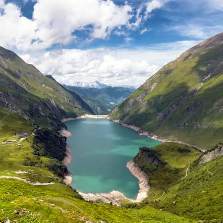 See, umgeben von Hügeln und Grün, in Kapru