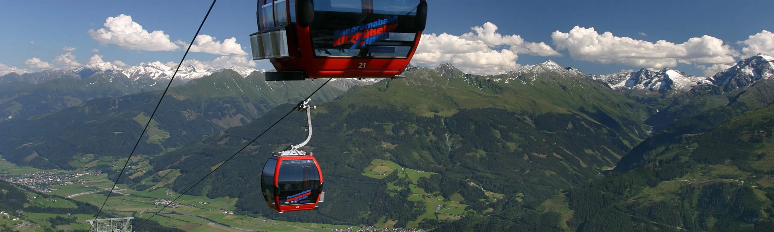 Seilbahn in Mittersill mit Bergen und Tal im Hintergrund