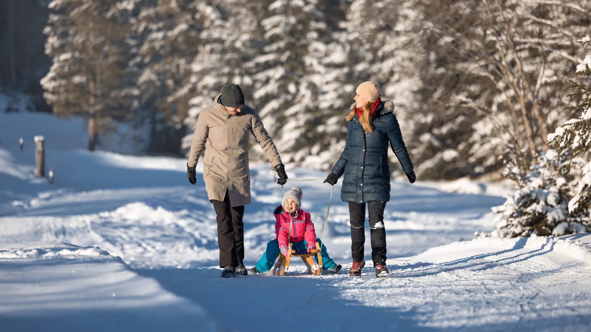 Familienausflug im Schnee mit Rodeln im Nationalpark Hohe Tauern