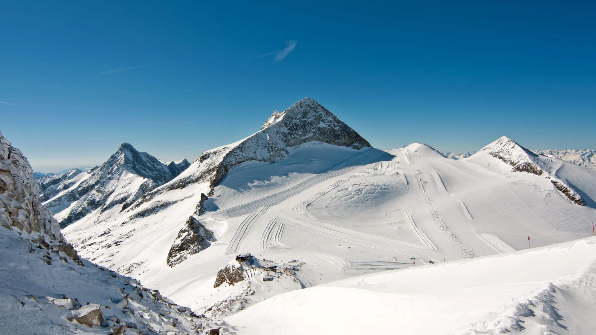 Winterlandschaft mit Skipisten und Schneebergen