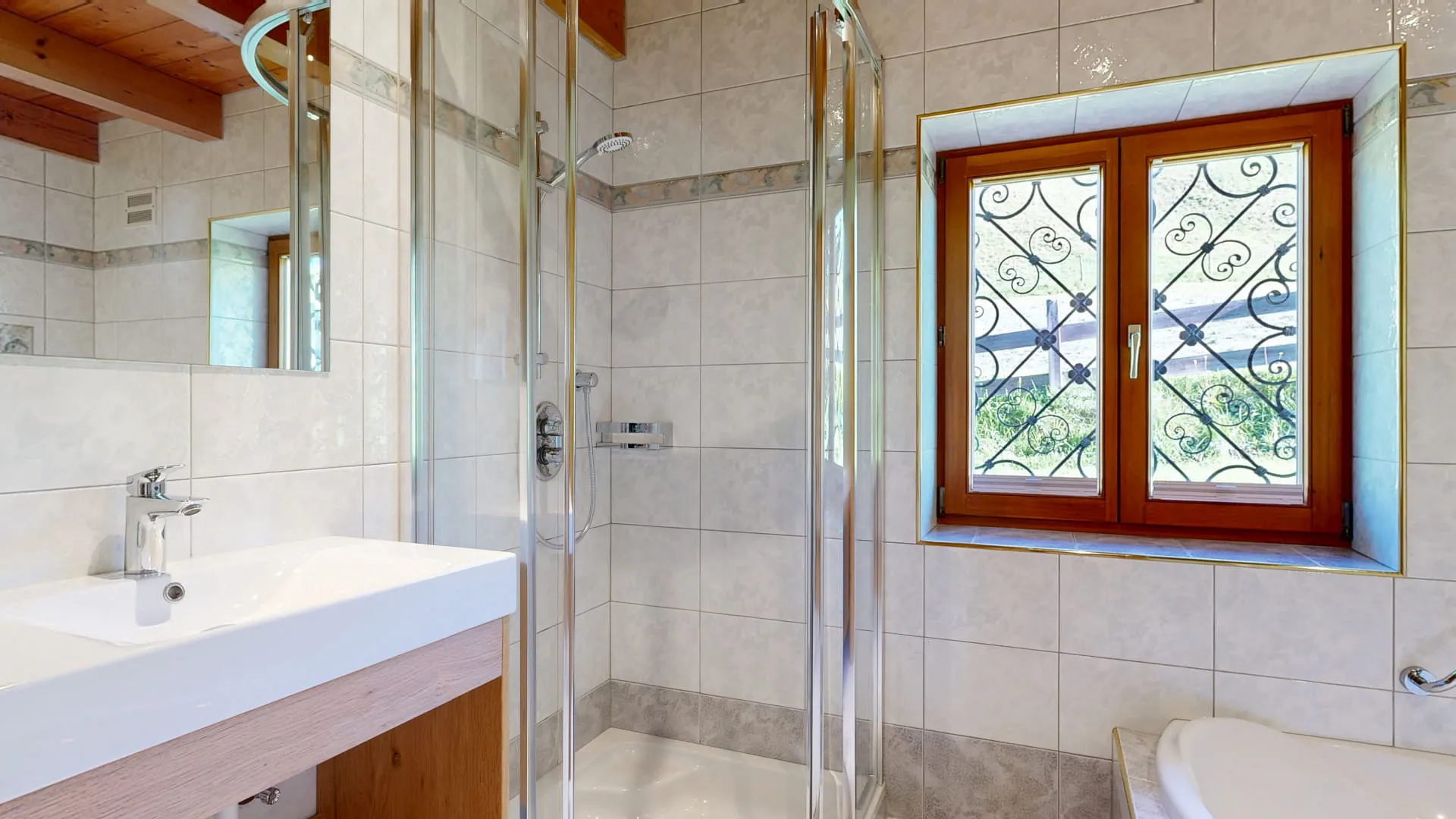 Badezimmer mit Dusche, Waschbecken und Fenster mit dekorativem Gitter