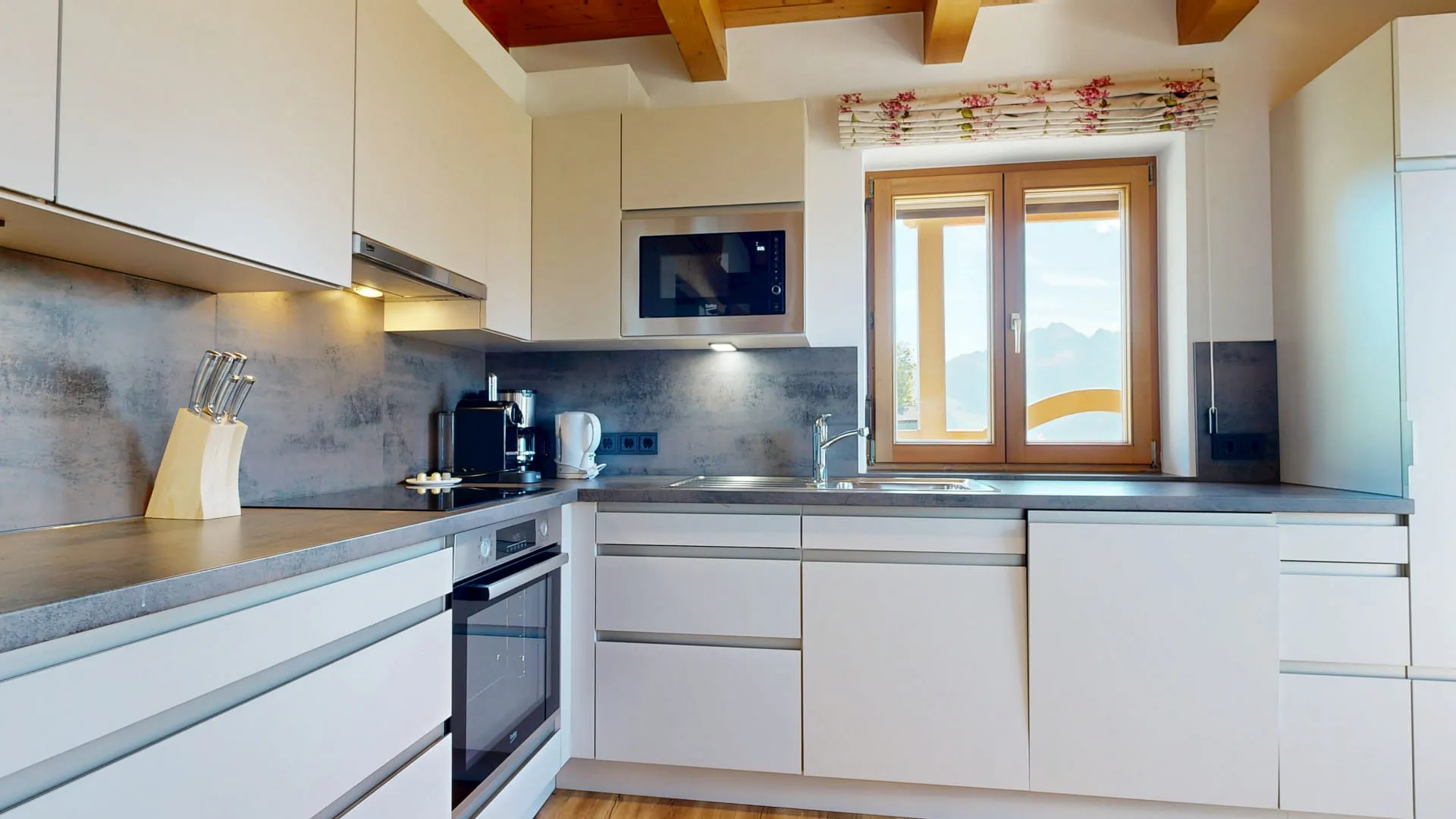 moderne Küche mit Holzdetails und Fensterblick