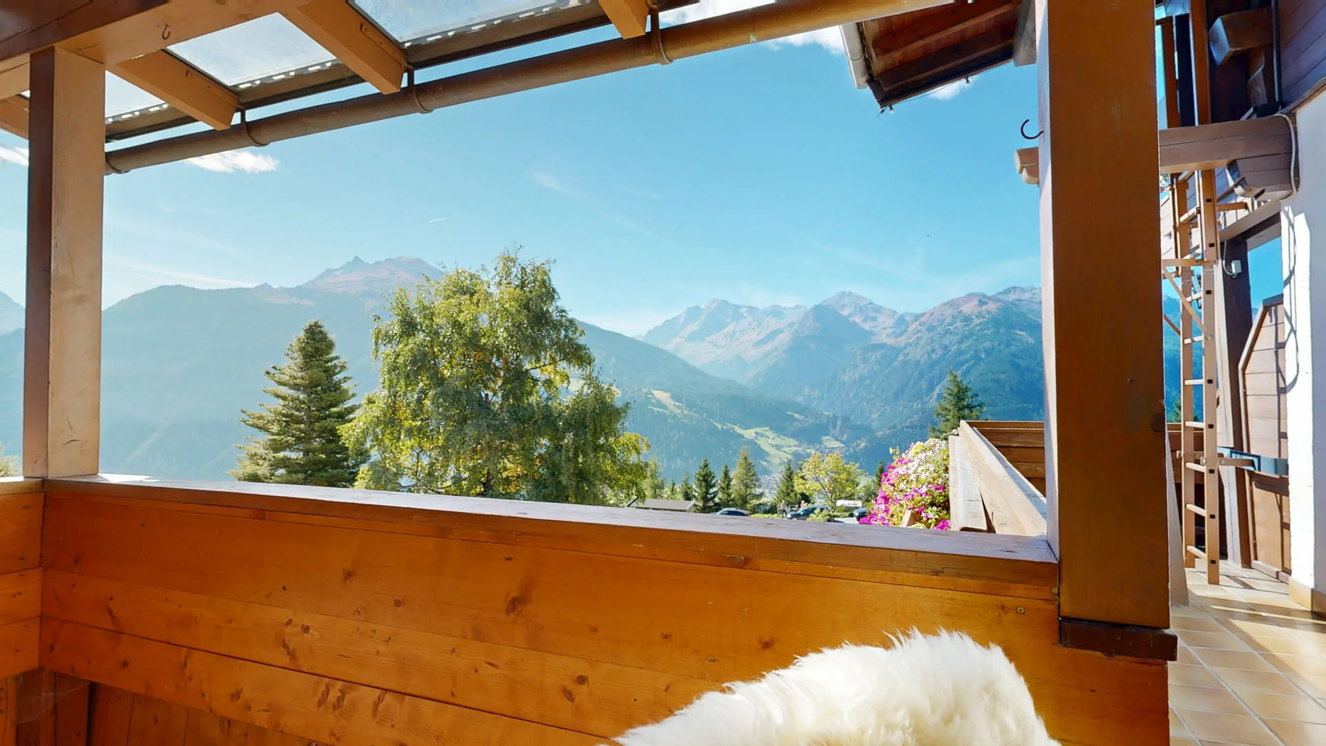 Blick aus einem Chalet auf Berge und grüne Wälder