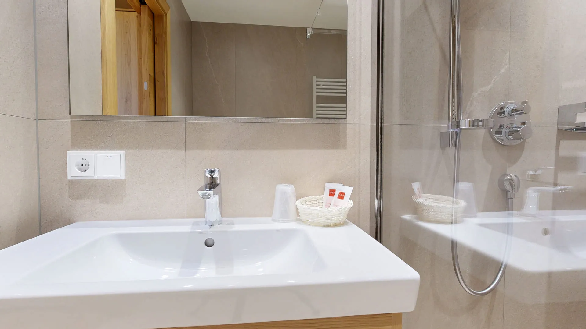 Moderne Badezimmeransicht mit Waschbecken und Spiegel