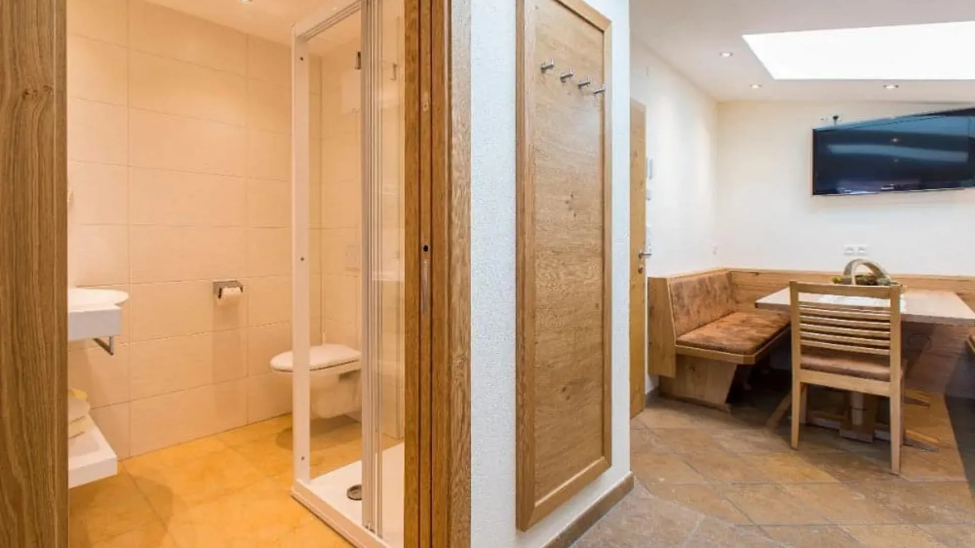 Innenansicht eines modernen Badezimmers mit Dusche und Essbereich