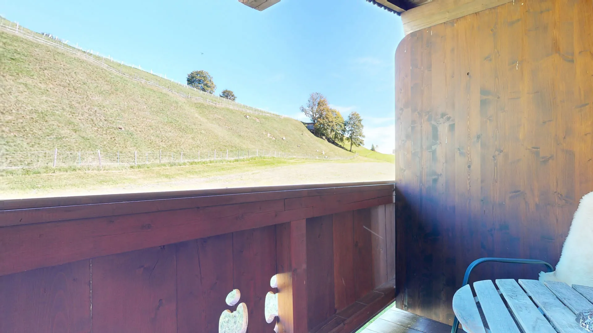 Ausblick auf eine grüne Hügellandschaft im Hohe Tauern Gebiet