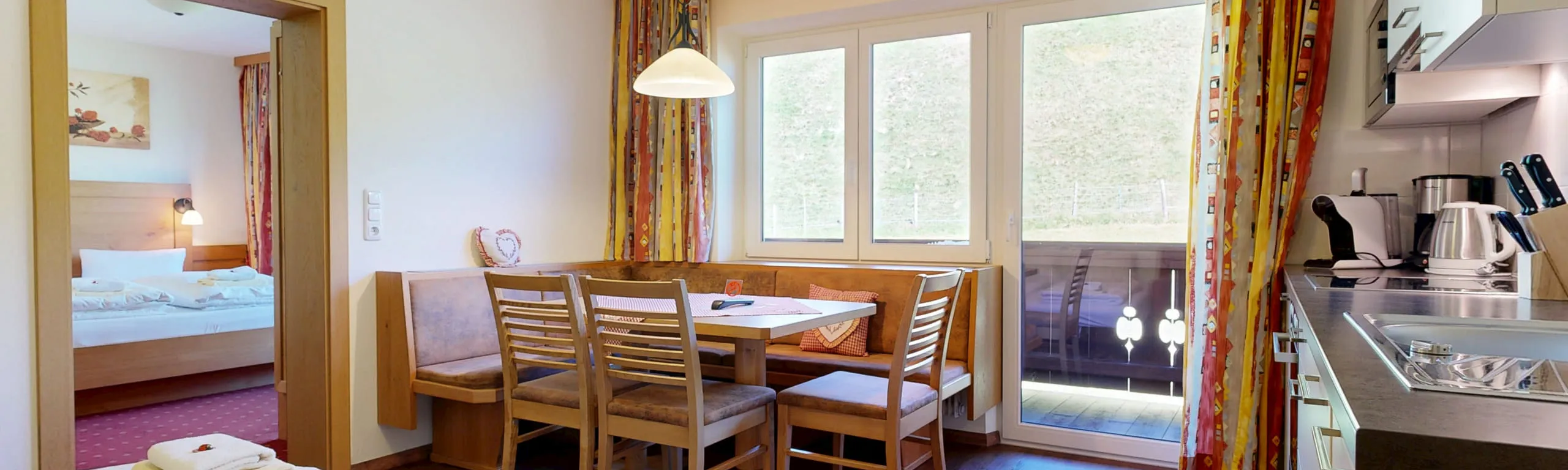 Moderne Wohnung mit Sitzbereich und Küchenzeile, Blick auf Balkon.