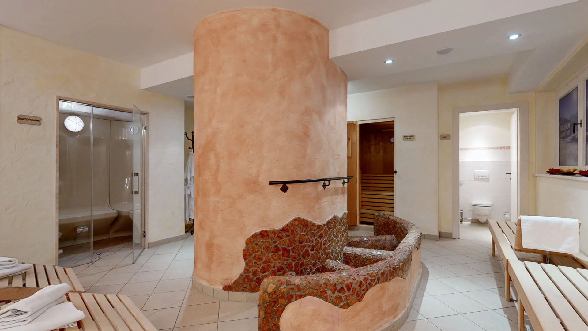 Innenraum eines Wellnessbereichs mit Sauna und Entspannungsbereich